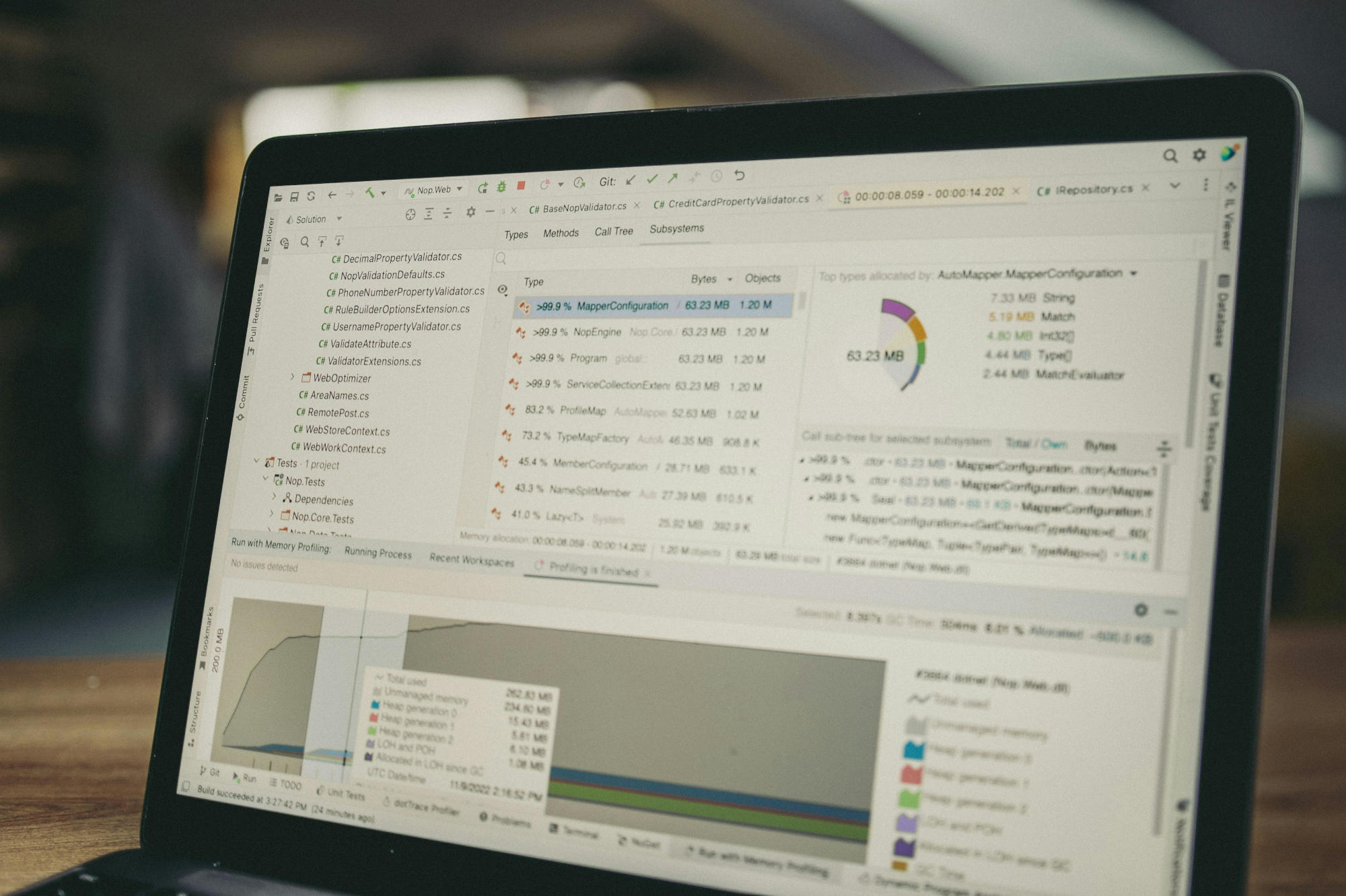 Portátil mostrando un panel de datos y código, simbolizando automatización de procesos internos con IA y n8n